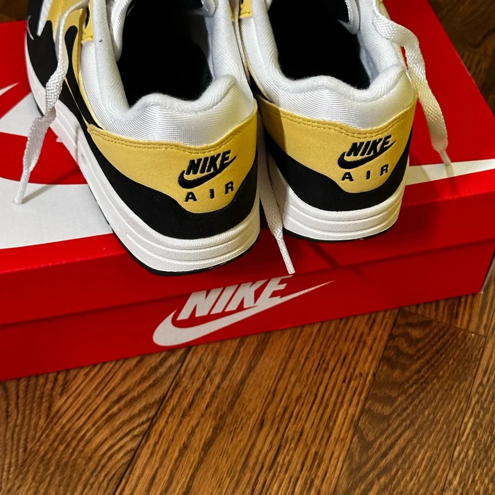 Nike Air Max 1 '87 Saturn Gold Black sneakers